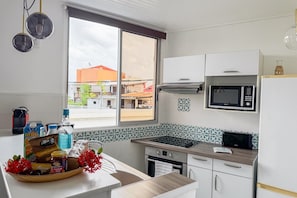 Fridge, microwave, oven, coffee/tea maker - Ti Arums - Appt climatisé vue mer (Les Trois-Îlets)