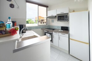 Fridge, microwave, oven, coffee/tea maker