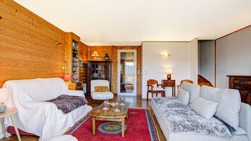 Una televisión, una chimenea