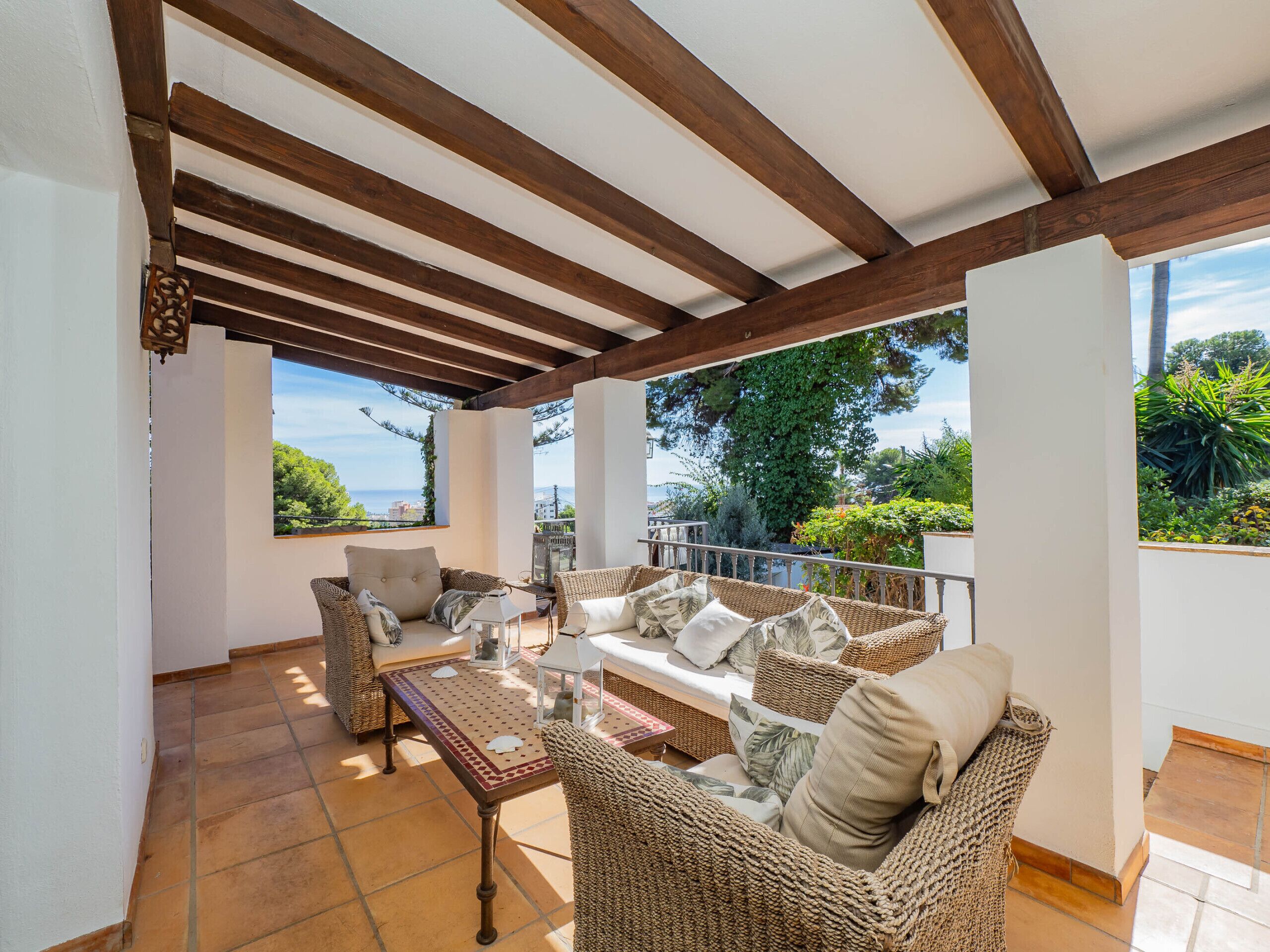 Een televisie en een open haard