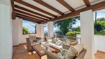 Een televisie en een open haard