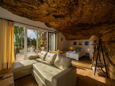 Cubo's Villa Las Capuchinas & Cave House / private heated pool / air conditioning / sea views / free wifi