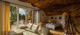 Cubo's Villa Las Capuchinas & Cave House / private heated pool / air conditioning / sea views / free wifi