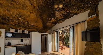 Cubo's Villa Las Capuchinas & Cave House / private heated pool / air conditioning / sea views / free wifi