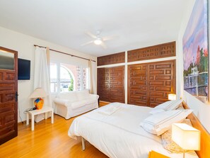 5 bedrooms, iron/ironing board, free WiFi, bed sheets