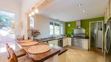 Een koelkast, een magnetron, een oven, een vaatwasser