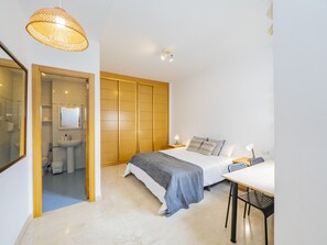 Iron/ironing board, free WiFi, bed sheets