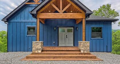 Charming 3 bedroom Riverside Cabin: WiFi, AC, & 3 Fireplaces in Hayesville, NC