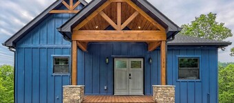 Charming 3 bedroom Riverside Cabin: WiFi, AC, & 3 Fireplaces in Hayesville, NC