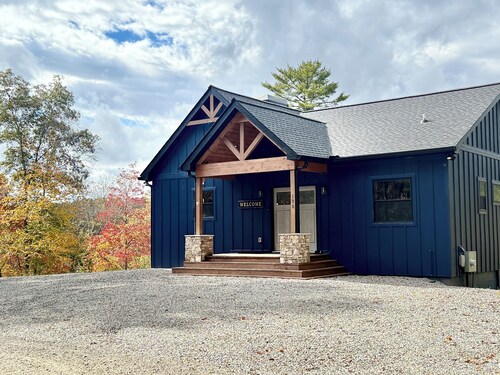 Charming 3 bedroom Riverside Cabin: WiFi, AC, & 3 Fireplaces in Hayesville, NC