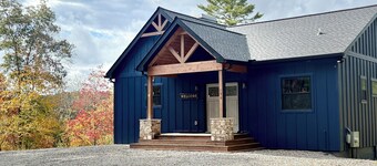 Charming 3 bedroom Riverside Cabin: WiFi, AC, & 3 Fireplaces in Hayesville, NC