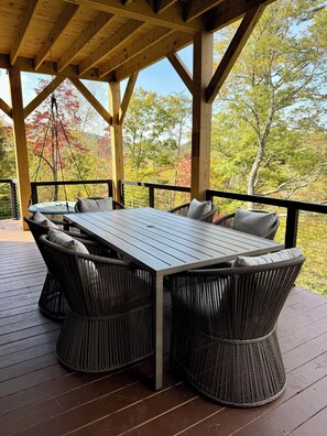 Outdoor dining - Charming 3 bedroom Riverside Cabin: WiFi, AC, & 3 Fireplaces in Hayesville, NC (Hayesville)