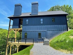 Exterior - Charming 3 bedroom Riverside Cabin: WiFi, AC, & 3 Fireplaces in Hayesville, NC (Hayesville)