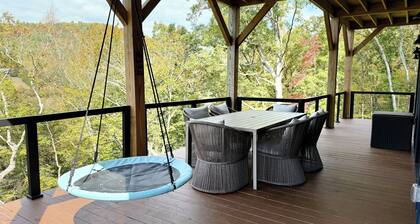 Charming 3 bedroom Riverside Cabin: WiFi, AC, & 3 Fireplaces in Hayesville, NC