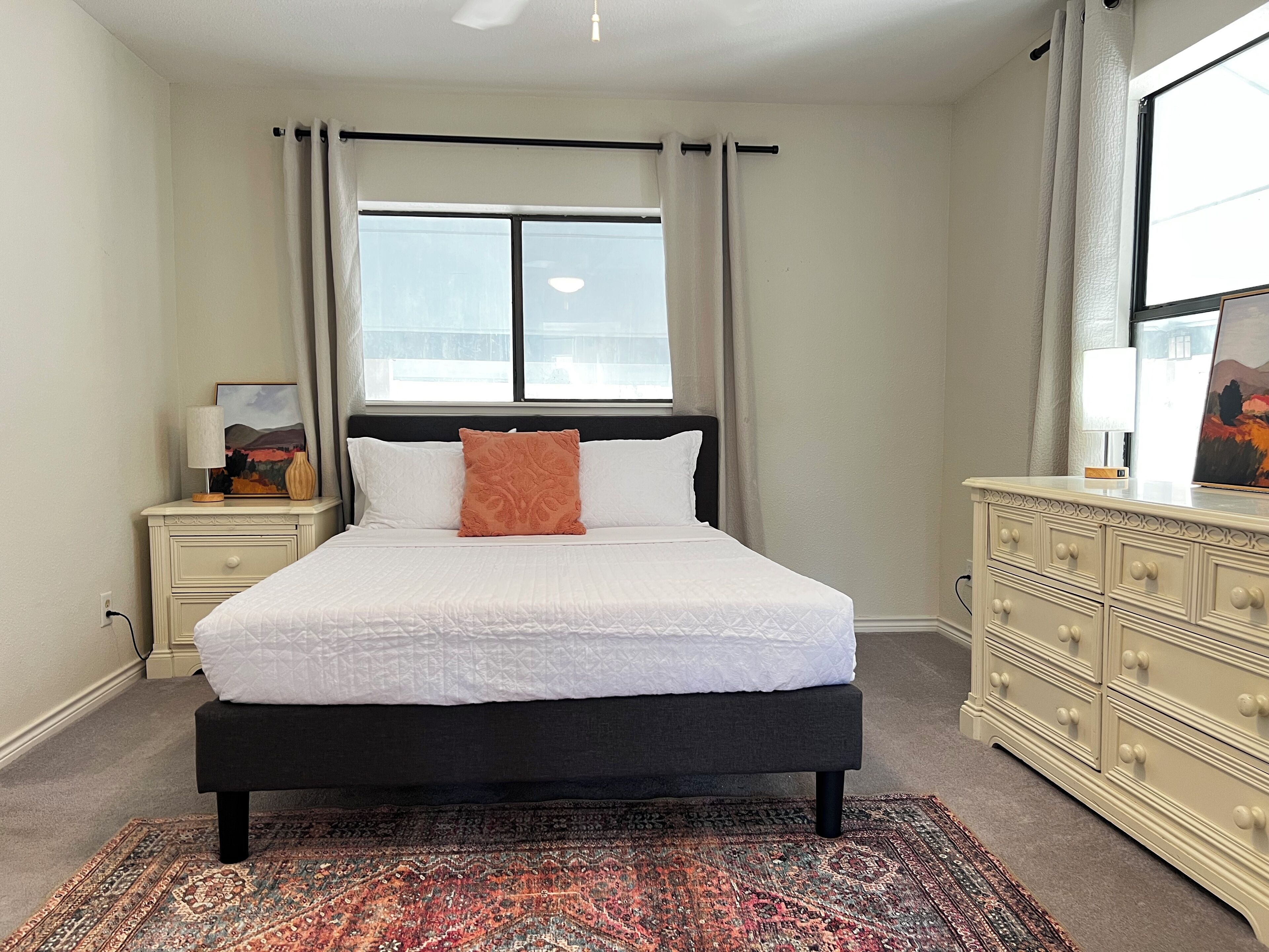 3 soverom, skrivebord, strykejern/-brett og reiseseng for barn