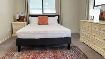 3 soverom, skrivebord, strykejern/-brett og reiseseng for barn