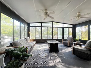 Smart TV, books - Spacious 3 full baths 10 beds 3-story house with private backyard in Del Valle (Del Valle)