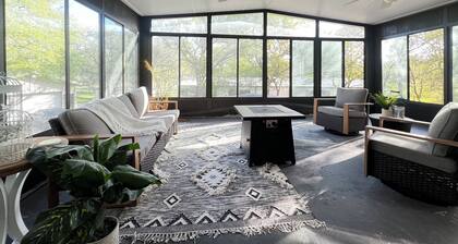 Spacious 3 full baths 10 beds 3-story house with private backyard in Del Valle