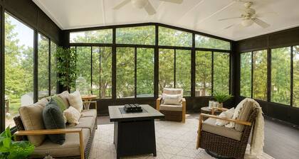 Spacious 3 full baths 10 beds 3-story house with private backyard in Del Valle