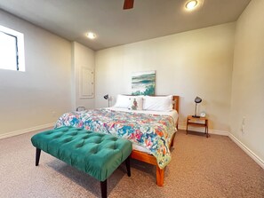 3 bedrooms, desk, iron/ironing board, travel cot - Spacious 3 full baths 10 beds 3-story house with private backyard in Del Valle (Del Valle)