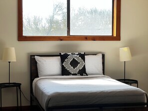 3 bedrooms, desk, iron/ironing board, travel crib - Spacious 3 full baths 10 beds 3-story house with private backyard in Del Valle (Del Valle)