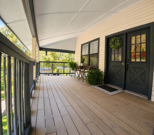 Spacious 3 full baths 10 beds 3-story house with private backyard in Del Valle