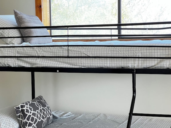 3 habitaciones, escritorio y tabla de planchar con plancha 