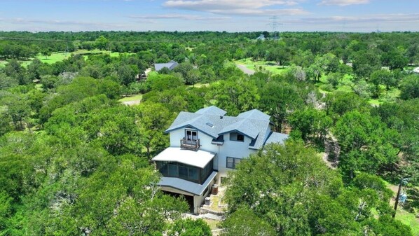 Exterior - Spacious 3 full baths 10 beds 3-story house with private backyard in Del Valle (Del Valle)