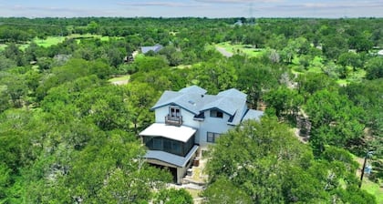 Spacious 3 full baths 10 beds 3-story house with private backyard in Del Valle