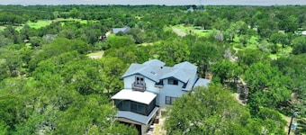 Spacious 3 full baths 10 beds 3-story house with private backyard in Del Valle