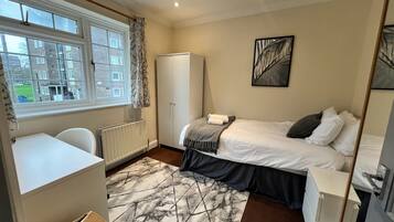 3 bedrooms, desk, iron/ironing board, free WiFi