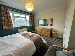 3 bedrooms, desk, iron/ironing board, free WiFi