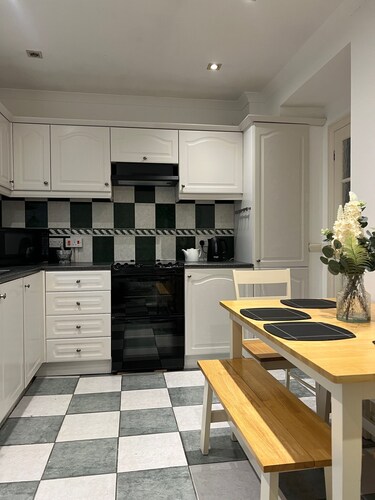 3 Bedroom Cozy House, Borough Of Greenwich, London