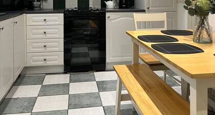 3 Bedroom Cozy House, Borough Of Greenwich, London