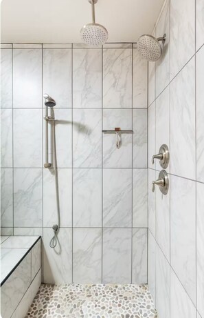 Regadera, amenidades de baño ecológicas, secadora de cabello, toallas 