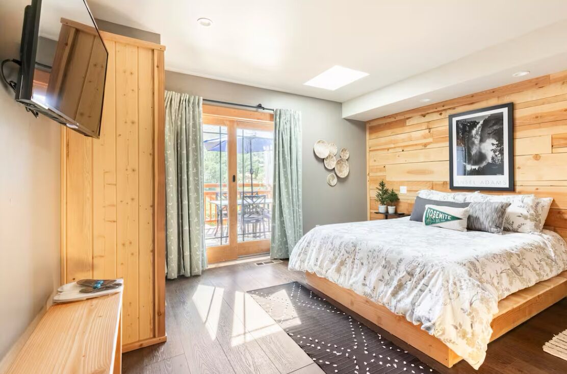 2 slaapkamers, een bureau, een strijkplank/strijkijzer, reisbedje