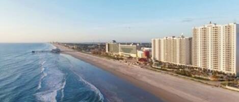 Plage, chaises longues, serviettes de plage
