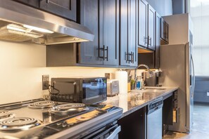 Fridge, microwave, oven, stovetop - Heart of Strip District - King Bd - Rooftop + Gym (Pittsburgh)