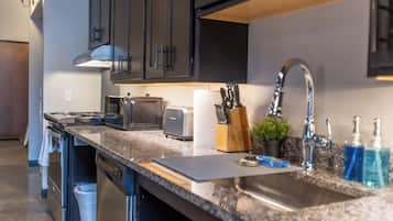 Frigorífico, microondas, horno y placa de cocina