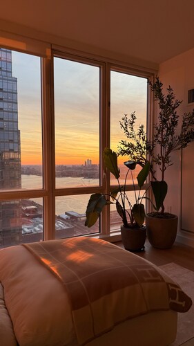 DESIGNER’S DREAM HOME!! Huge Luxury 1 Bedroom Suite - best location by Times Sq