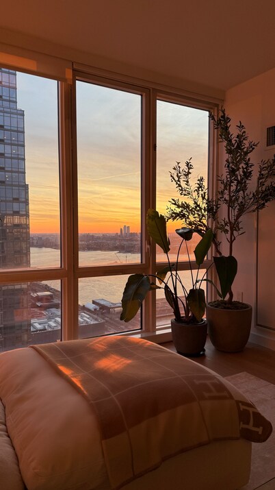 DESIGNER’S DREAM HOME!! Huge Luxury 1 Bedroom Suite - best location by Times Sq