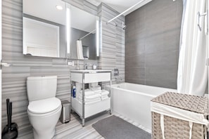 Secador de cabelo, toalhas de banho, sabonete, papel higiênico
