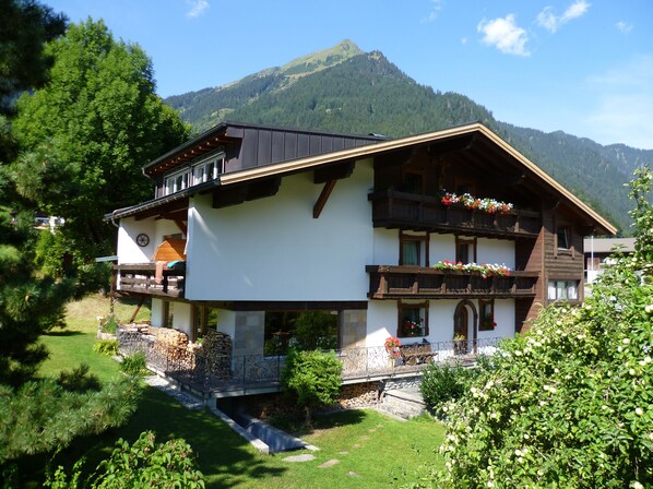 Exterior - Cozy apartment right next to the Silvretta Montafon ski lifts. (Sankt Gallenkirch)