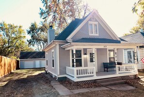Exterior - Charming cottage near hospitals (Topeka)