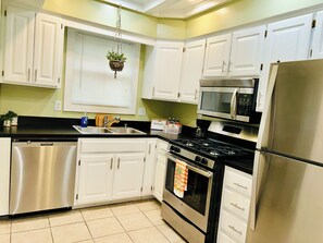 Private kitchen - Charming cottage near hospitals (Topeka)