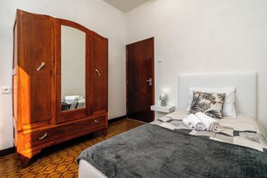 3 chambres, bureau, fer et planche Ă repasser, lit parapluie