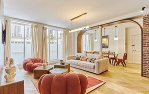 TV - A PERFECT BASE TO EXPLORE ALL THE MAGIC OF PARIS - LOUVRE, PALAIS ROYAL & MORE (Paris)