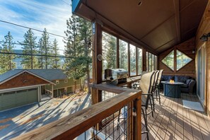 BBQ/picnic area - Denton by Avantstay Hot Tub, Deck w/ Fire Pit Near Skiing & Lake! (Truckee)