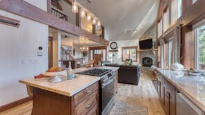 Interior - Denton by Avantstay Hot Tub, Deck w/ Fire Pit Near Skiing & Lake! (Truckee)
