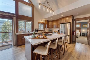 House (3 Bedrooms) | Interior - Denton by Avantstay Hot Tub, Deck w/ Fire Pit Near Skiing & Lake! (Truckee)